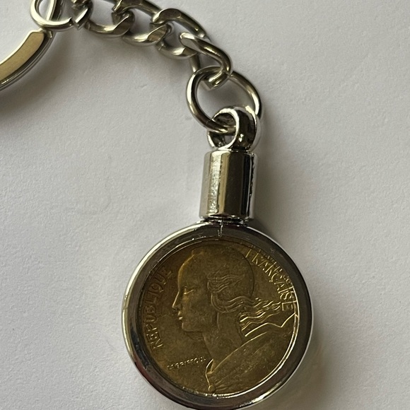 Gorgeous me French golden coin keychain - Picture 4 of 7